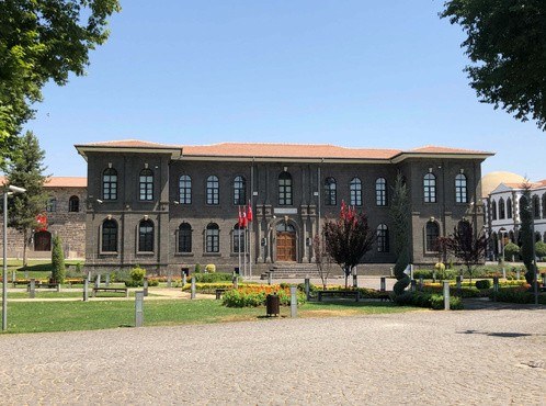 Kamu binası önündeki açık alan