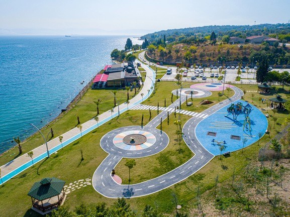 Millet bahçesinde yeşil alan ve yürüyüş yolu