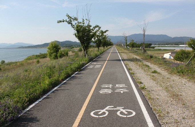 Sahil kenarında yürüyüş yolu