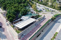 Sosyal tesisin açık oturma alanı