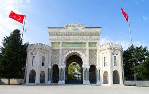 Üniversite kampüsü açık alanı